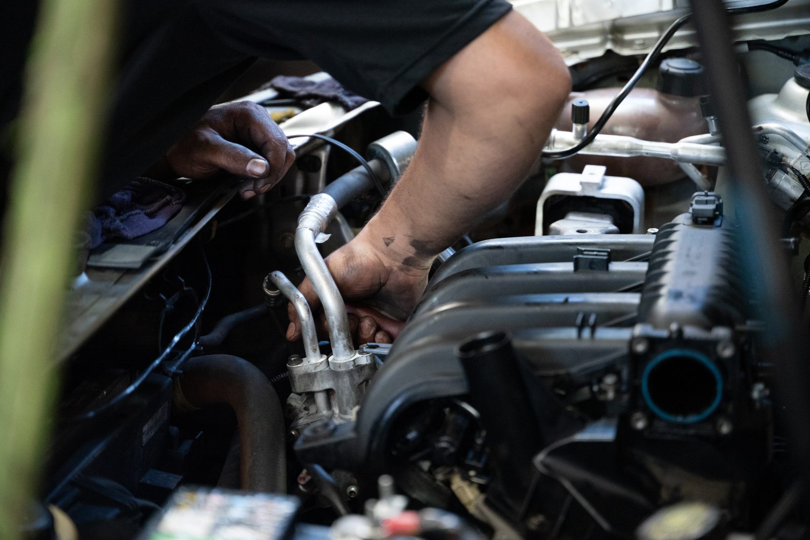 Serviço no motor de um veículo na Stop Car