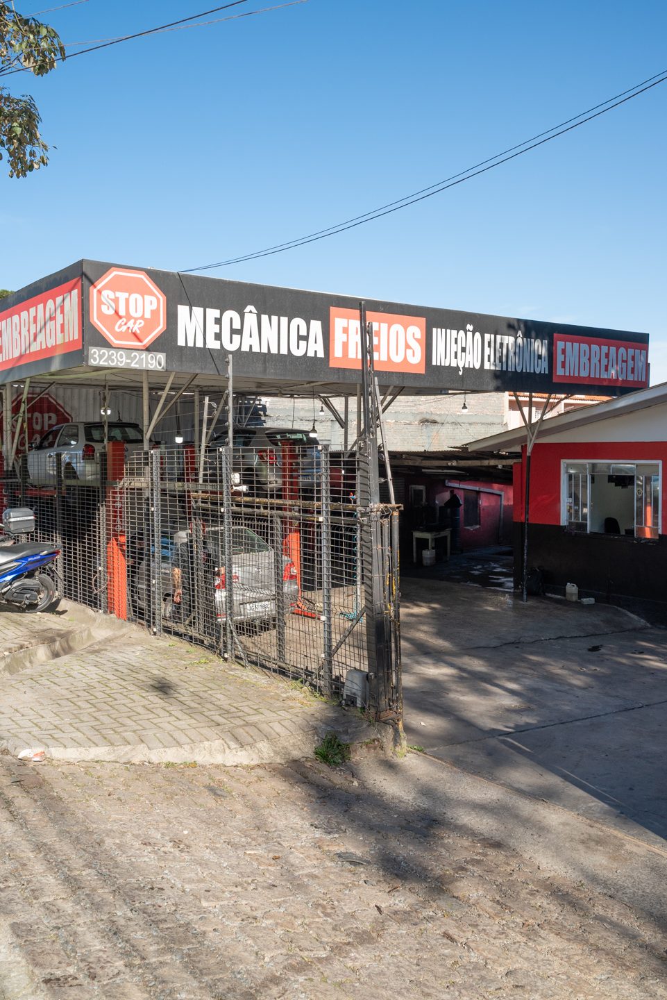 Fachada da Stop Car Oficina em Santa Cândida, Curitiba